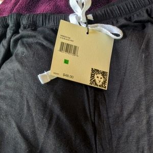 Comfy Anne Klein size large shorts